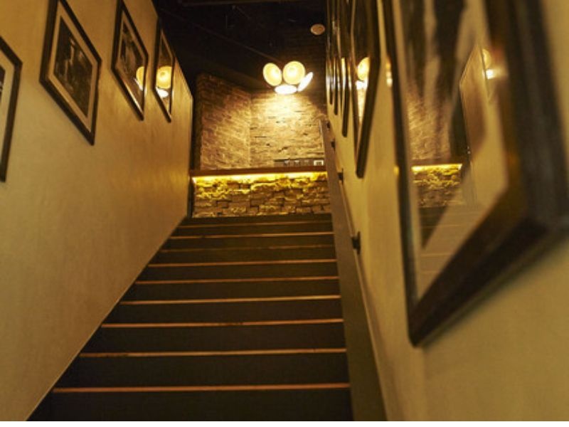 階段にお祝いのお花はもちろん、写真を掲示したり、登場の演出にお使いいただけます。