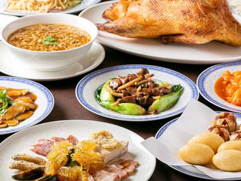 早い・美味い・大ボリュームが人気の秘密。フカヒレスープ、チリアワビ、活け魚料理など、本格広東料理の数々。3,500円から11,200円まで、豊富なコースをご用意しております。