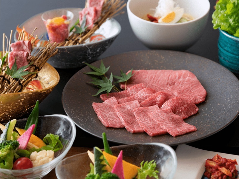 美しいサシの入ったA5ランク黒毛和牛と、彩り豊かな前菜の盛り合わせ。その日最高の状態のお肉を厳選してご提供いたします。