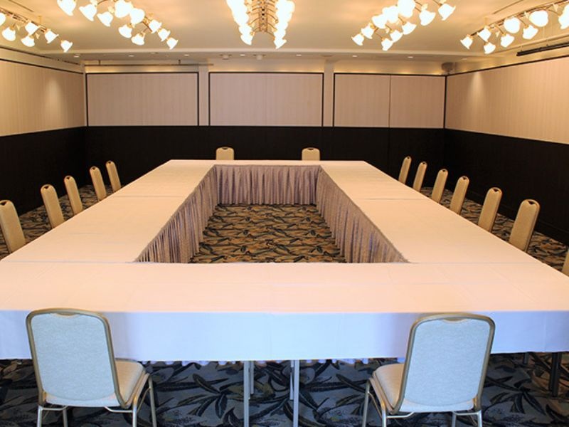 4F 中宴会場 雅
20名様前後のロの字形式や30名様程度のスクール形式の会議に最適です。