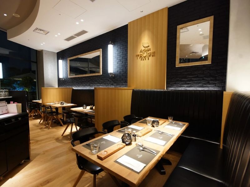 広々とした角席