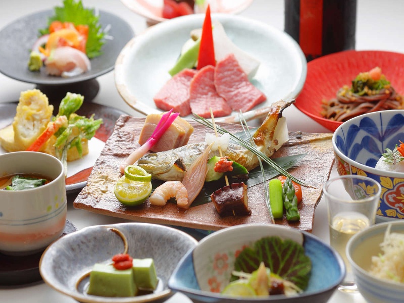 自然に囲まれながら食べる、理長自慢の季節の会席料理は絶品。
地元島根の旬の食材をふんだんに使用し、四季折々の味わいを丁寧に仕立てた逸品の数々をご堪能ください。