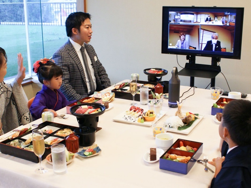 「リモートパーティー」
遠方で暮らすご家族やご友人とオンラインで繋いで、特別な記念日の食事会を行いませんか？
360度カメラを導入してるので、相手側には会場全体の映像が表示され、あたかも同じ場所で一緒に料理を楽しんでいるような感覚を味わえます。