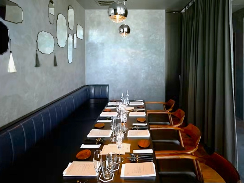 洗練されたシックなインテリアに包まれる個室空間