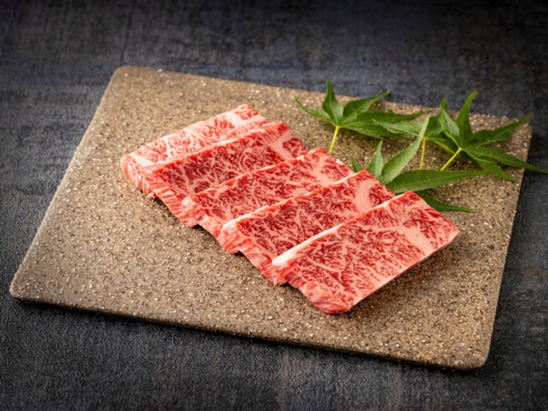 きめ細やかな厳正肉を丁寧にスライスした一皿。素材本来の旨味をダイレクトにお楽しみいただけます。