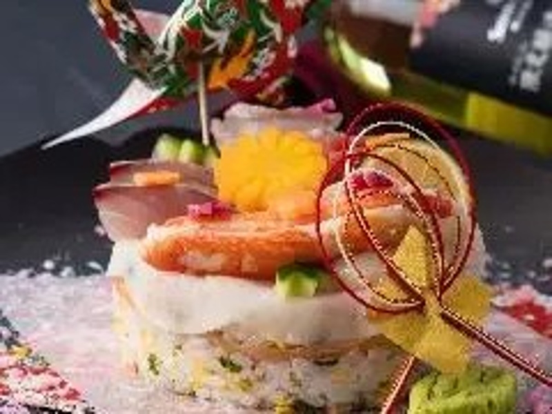 寿司ケーキ
「サプライズのお祝いに!寿司ケーキ懐石プラン」
彩り華やかな寿司ケーキで、サプライズのお祝いはいかがでしょうか。
日本料理ならではの繊細な盛り付けは、料理人から心を込めた贈り物。