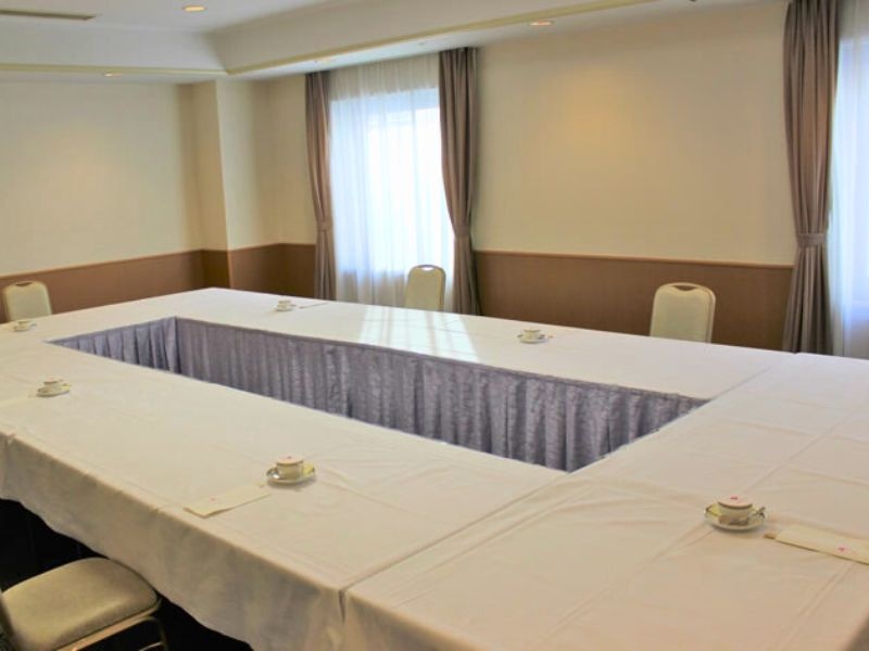 5F 小宴会場 はまなす・すずらん・あやめ
窓がある開放的な会場で10名様前後のロの字形式やスクール形式の会議、ご両家顔合わせ、大宴会場利用時の来賓控室などに最適です。