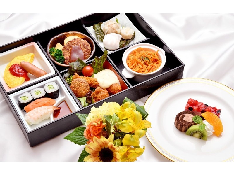お子様弁当　2,500円
・ミートオムレツ・ハンバーグ・点心3種
・寿司(サーモン、海老、カッパ巻き)・から揚げ
・ナポリタン・ウインナー・皮付きポテトフライ
・コロッケ・デザート盛り合わせ