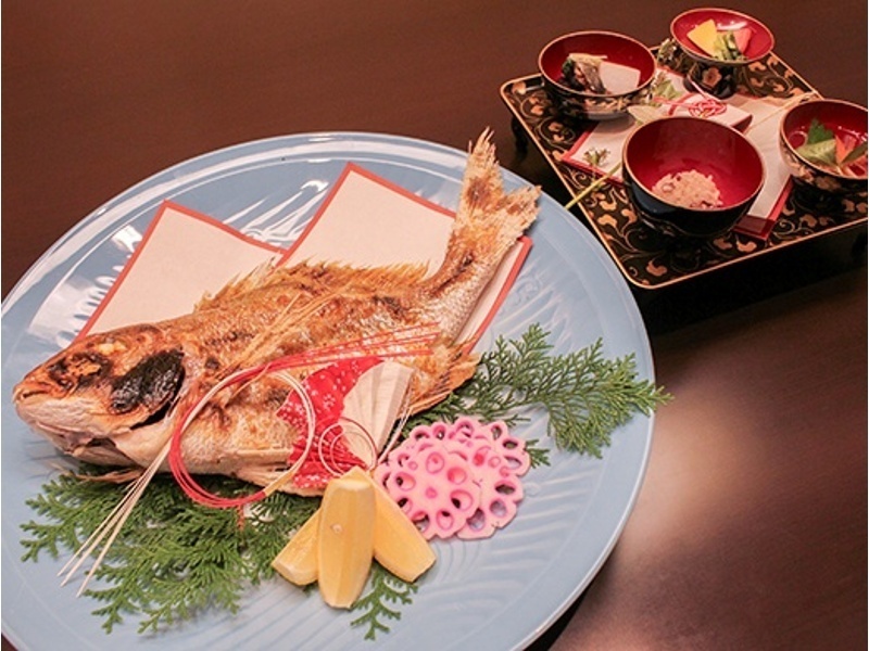 お食い初め
お子様の健やかな成長を願って、赤飯・小鯛の塩焼き・吸い物・梅干しのご用意（有料）を承っております。
お食い初めの器は無料貸出しいたします。