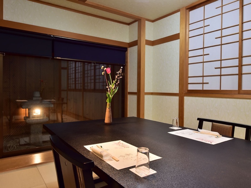 最大64名まで対応の宴会場を完備。源泉かけ流しの温泉と料理長渾身の創作会席で、忘年会・新年会・慰安旅行を格別なひとときに。