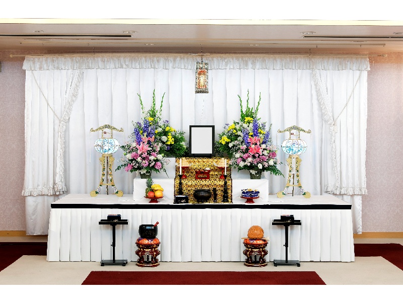 ご法要祭壇セットB　50,000円
～プランに含まれるもの～
●法要室料●祭壇使用料●祭壇花(二対)●灯籠
●盛菓子●果物●おりく膳●僧侶控室