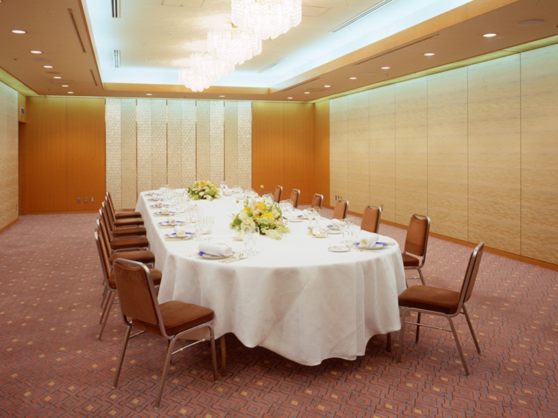 小宴会場【飛鳥・桜・梅・菊・菫・葵・蘭】
3階フロアの小宴会場は、ご会食、会議、趣味の会など比較的小さなお集まりや、ご宴会前の控室やスタッフルームとしてお利用いただくこともできます。