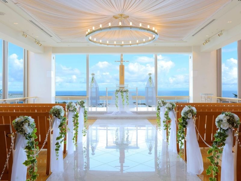 3方向から海をのぞむ開放感たっぷりのシーサイドチャペル
