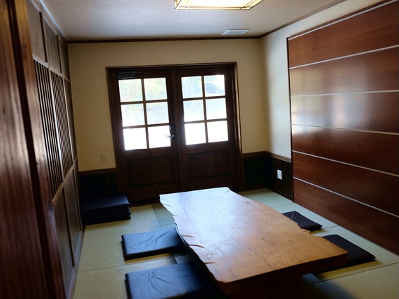 和個室は、プライバシーへの配慮が行き届いた落ち着きある空間です。2名様から最大12名様まで対応可能で、誕生日・還暦・傘寿などのご長寿祝いや同窓会など、さまざまな食事会のシーンでご活用いただけます。
