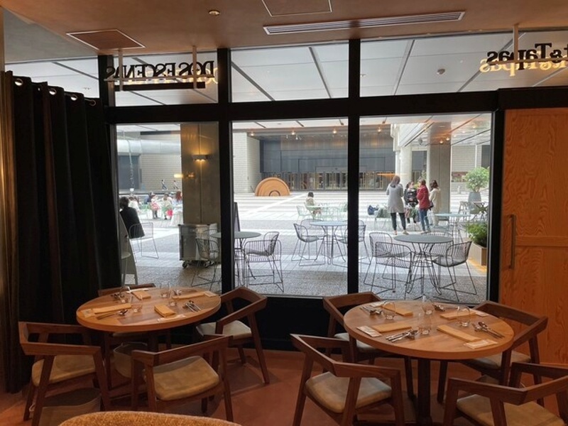 全74席の洗練された空間です。ダイニング42席、バー32席に加え、2つの個室（4名・6名）を完備。ｃオープンテラス席ではペット同伴も可能です。
