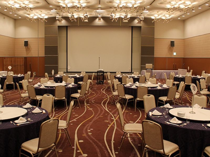 2F 大宴会場 孔雀・白鳥
大規模なパーティーやイベントの他、試験会場や講演会にご利用いただけます。