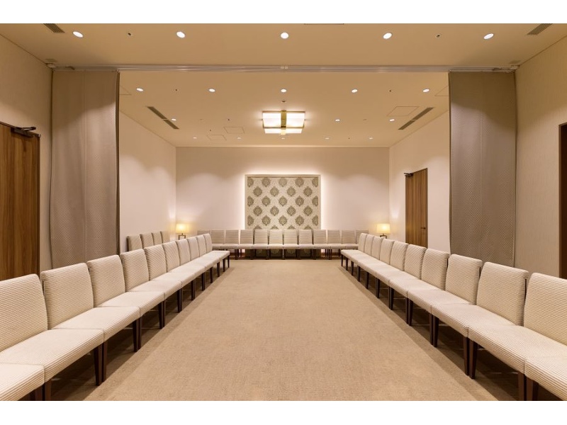 【控室】VIP、特別ゲストなどを迎えるのに適した控え室を多数用意しています。