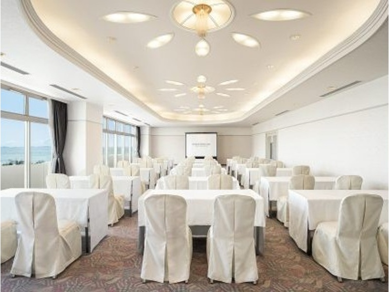 中規模パーティーや会議に最適なMeeting Room1。洗練された洋風空間で、企業宴会から同窓会まで幅広く対応いたします。