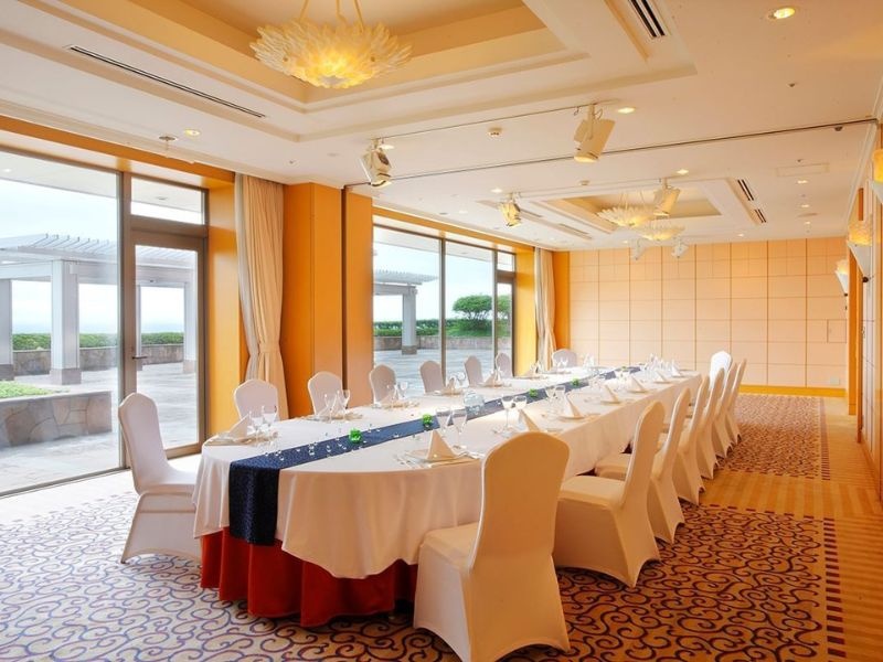 月
ルーフテラスへとぬけるウォークアウトウインドウの向こうに石狩湾のパノラマが広がる会場。