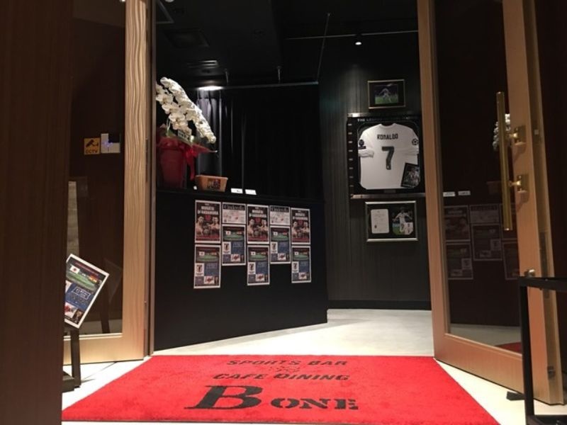 入口から有名プロスポーツ選手のユニフォームや写真が