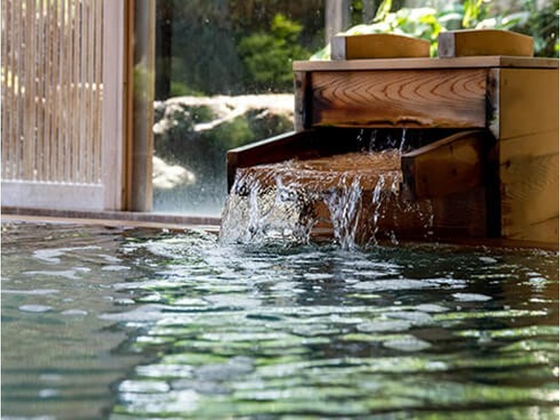 庭園露天風呂・展望大浴場・貸切風呂の3つのお風呂。檜風呂、岩風呂、寝湯、打たせ湯など多彩な湯めぐりを満喫（