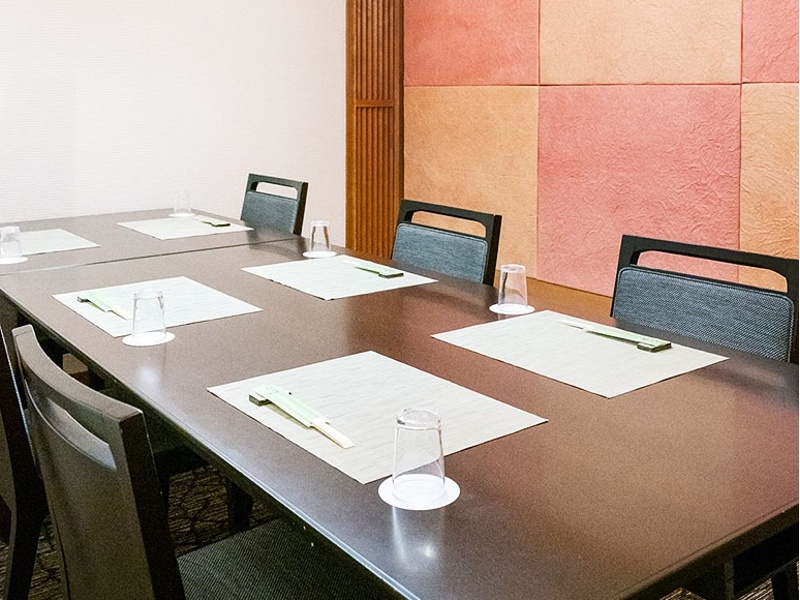 【個室食事処】[紫陽花]
区切られておりますので、落ち着いた雰囲気でお食事をお楽しみ頂けます。