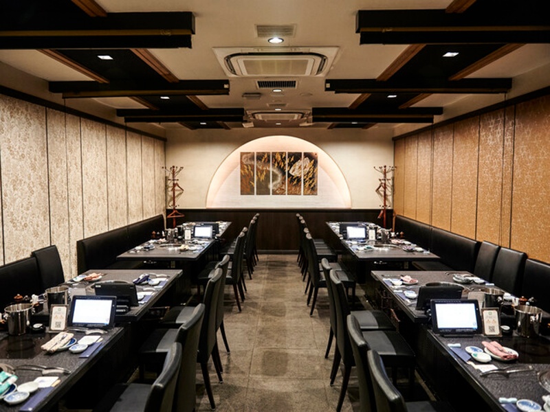 落ち着いた空間で、上質な和牛と充実のドリンクをぜひお楽しみください。