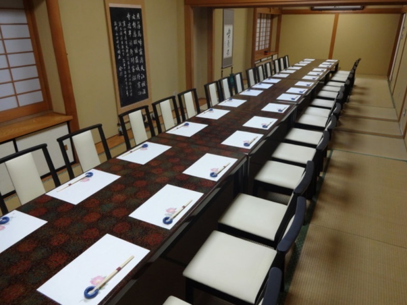 全席個室・半個室の割烹三井。周りを気にせずゆったりと過ごせるお座敷は、大切な方との時間に最適です。家族の団らんから接待まで、用途を選ばないプライベート空間をご用意。