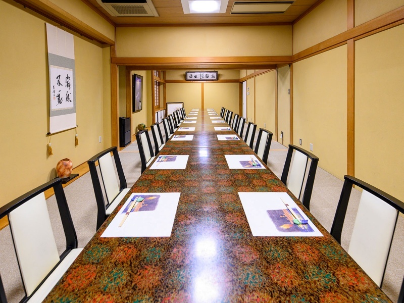 甲府市で40年以上愛され続ける割烹三井の宴会場。大広間は最大40名様まで対応し、接待・宴会・法事・慶事など幅広いシーンに対応。人数に合わせてお部屋のご案内もいたします。