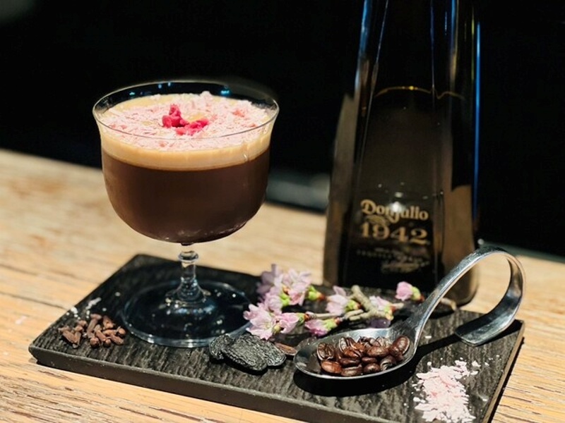 ワイン、カクテル、ビール、ハイボール、サワーなど豊富なドリンクメニュー。バーテンダーが作る本格カクテルから気軽に楽しめる一杯まで、78種類以上のラインナップで飲み放題も充実しています。