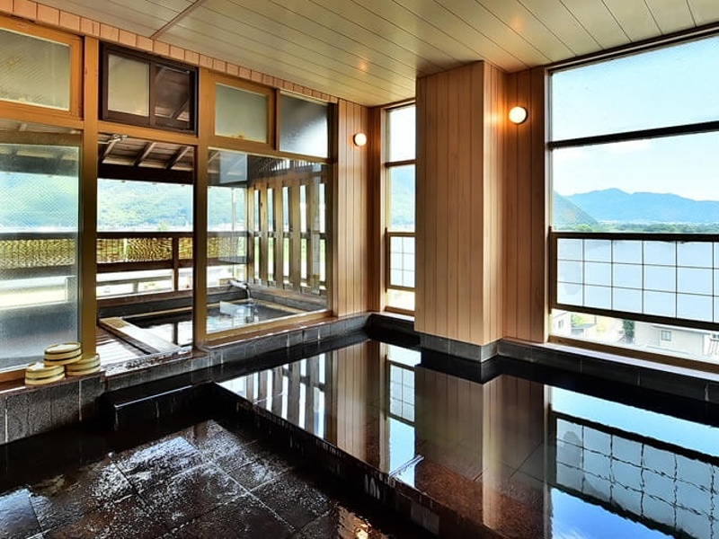 露天につながる展望温泉
男女別大浴場