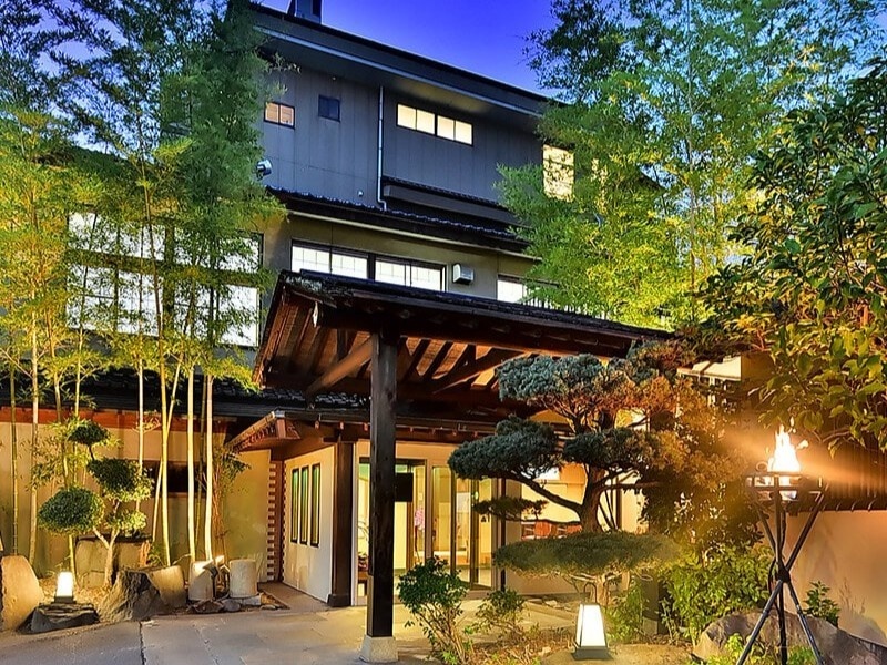 千曲川沿いの情緒ある温泉旅館で宴会を。旬の地場食材を活かした美しい会席料理が、大切な仲間との一夜をより豊かに彩ります。