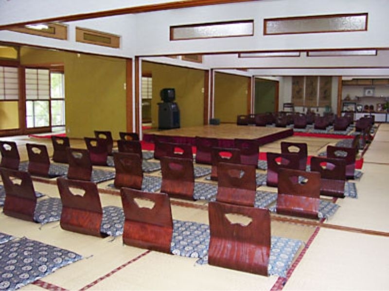 大宴会場
普段分割しており、お食事や小宴会、研修等にご利用いただけます。仕切りを取ると１００畳の部屋になりますので、大人数の合宿や研修等にご利用いただけます。