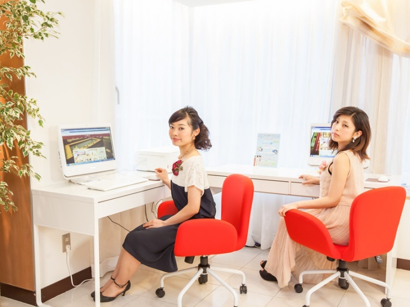 【フリーPCコーナー】
ロビーにパソコンコーナーを設置しております。
インターネットが無料でご利用いただけます。
皆様お気軽にご利用ください。
※設置台数は２台となっております。
ご利用希望の方が多数の場合は、長時間のご利用はご遠慮ください。
※全館Wi‐Fi接続可能
※プリンターもございます(有料)