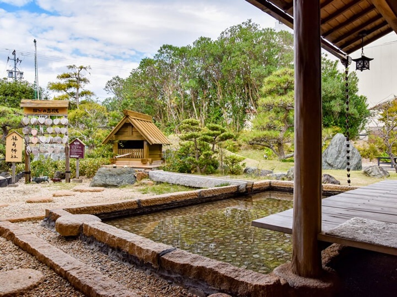 「足湯・温泉神社」
1F庭園露天風呂前には、
ご入浴前後におくつろぎいただける足湯と温泉神社がございます。
心地よい潮風を感じながら浴衣で思い思いのひとときを。