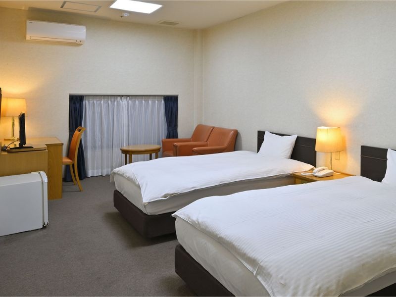 ツインルーム
広々としたお部屋でお寛ぎいただけます。
エクストラベッドで3名様まで宿泊できます。