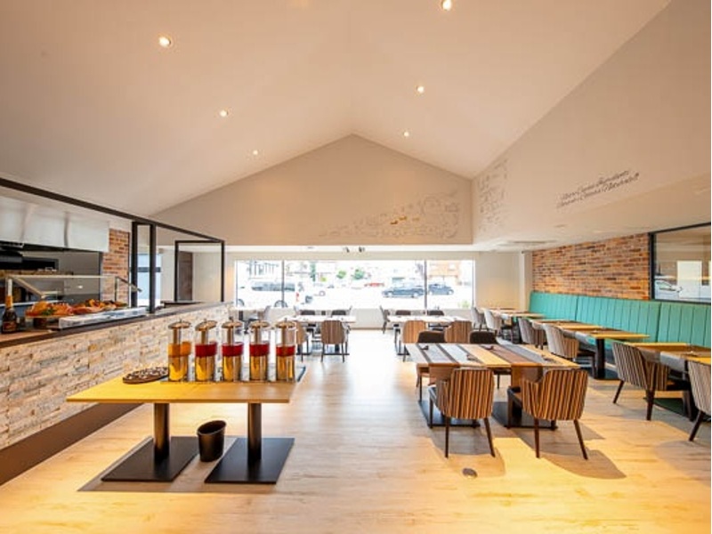 モダンでおしゃれな店内は、誕生日・記念日・歓送迎会など特別なお集まりにぴったり。バースデープレートのご用意も承っており、大切な方の記念日を心を込めてお祝いします。