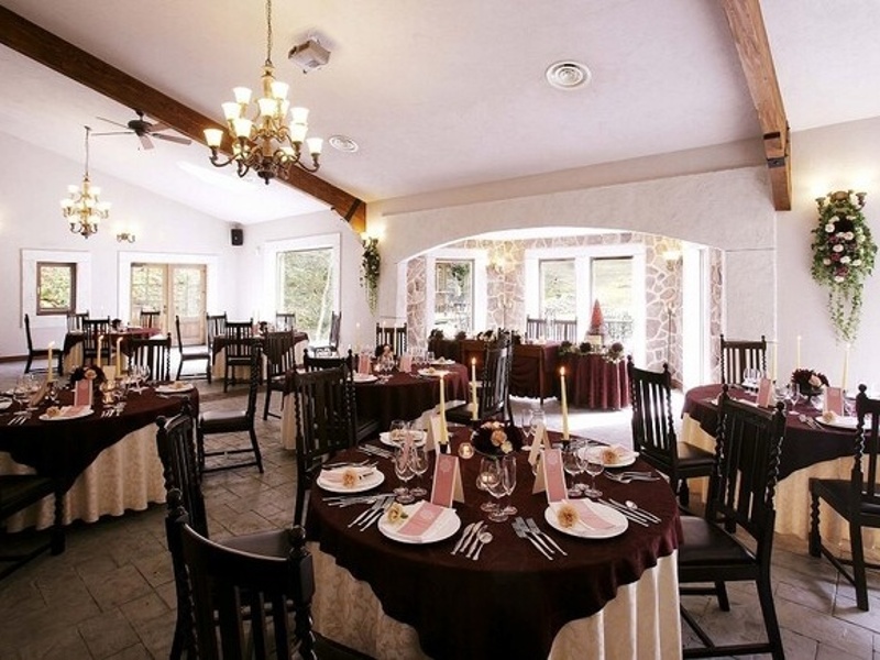 プロジェクター・無料Wi-Fi・送迎バス（定員24名）もご用意しており、各種イベントや企業宴会に最適な環境が整っています。生演奏ピアノが彩る優雅な空間で、忘れられない宴のひと時をお約束いたします。
