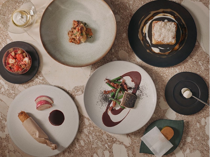 料理は東京・青山の人気フレンチ「L'AS」の兼子大輔シェフが監修し、独創的で洗練されたメインディッシュやデザートを提供します。