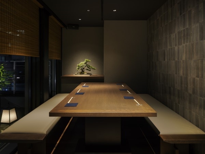 【半個室①　４～６名】
ご家族の記念日やご友人との会食に

