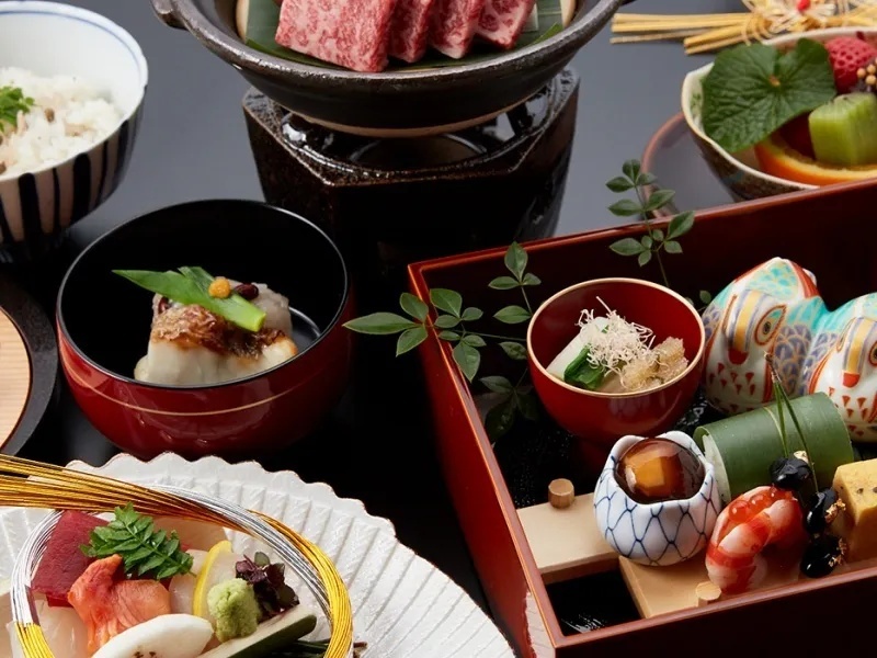 お昼からのご接待や同窓会、ご会合、友人同士のお集まりにも。
旬のお造り、厳選黒毛和牛など、職人の手により一品一品丁寧に、彩り豊かに盛り付けます。