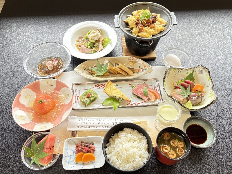 四季の移ろいを感じる季節の会席料理。出雲湯村温泉の癒しとともに、料理長が腕を振るう本格和食をご賞味ください。
