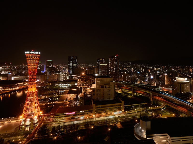 夜には東西南北に美しい夜景が広がります。夕刻から刻々と変化する眺望をご堪能下さい。