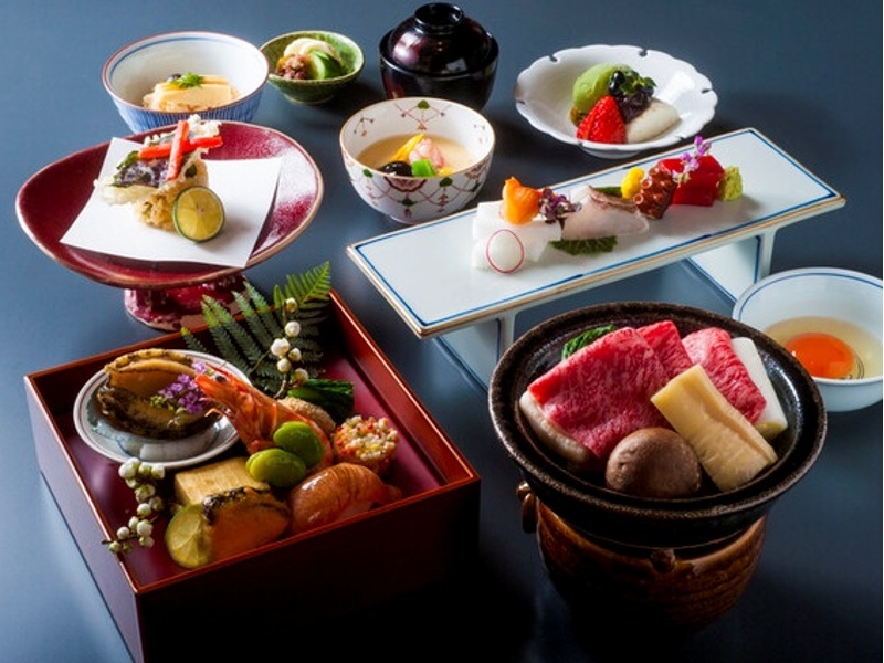 熟練の技が息づく四季折々の日本料理。
熟練の板前がひとつひとつ丁寧に手作りする本格会席料理。旬の素材を取り入れ、一皿に四季を映します。和とモダンが融合したプライベートな空間で、ごゆっくりと お愉しみください。