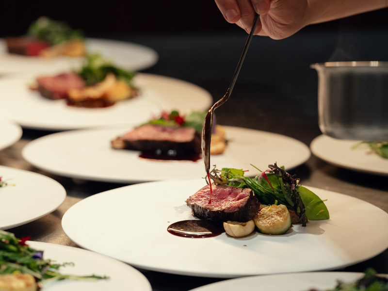 各宴会場に併設されたプライベートキッチンから、できたてのお料理をお届けいたします。