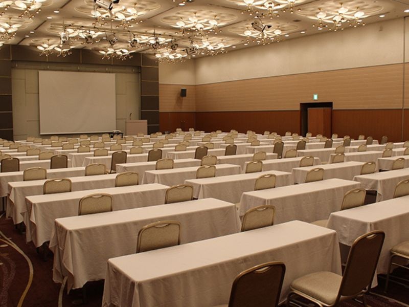 2F 大宴会場 丹頂・白鳥
大規模なパーティーやイベントの他、試験会場や講演会にご利用いただけます。