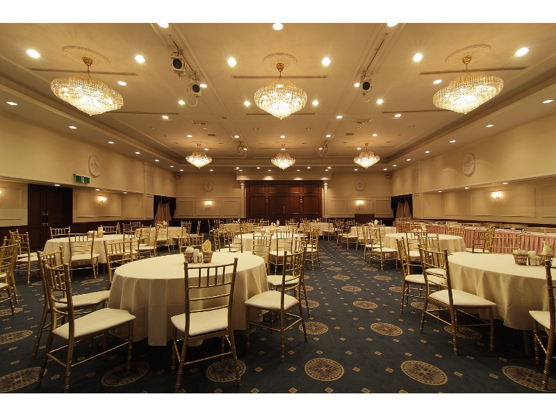 1Fクリスタル（円卓形式）
広さ330㎡　高さ4.0ｍ
収容人数　最大　300名
着席160名、立食250名、スクール130名、シアター300名
落ち着いた会場で、パーティー、会議、イベントコンサートなど多種多様なリクエストにお応えできる会場です。