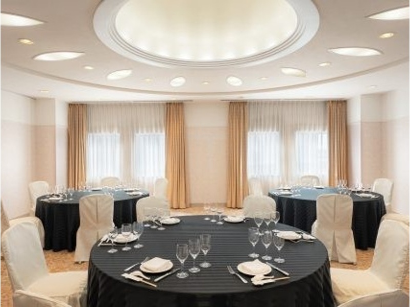 Meeting Room5は、小規模なお食事会や顔合わせに最適。沖縄リゾートならではの開放的な雰囲気が、会議を和やかに演出します。
