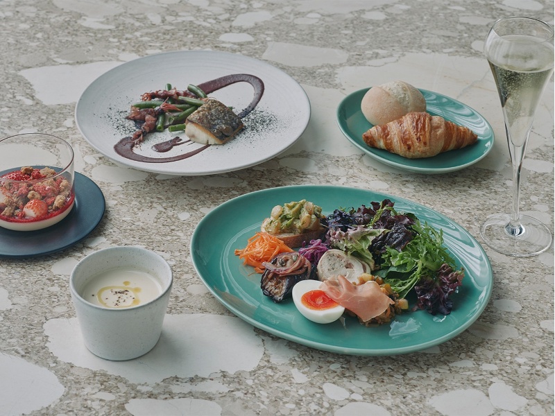 料理は東京・青山の人気フレンチ「L'AS」の兼子大輔シェフが監修し、独創的で洗練されたメインディッシュやデザートを提供します。