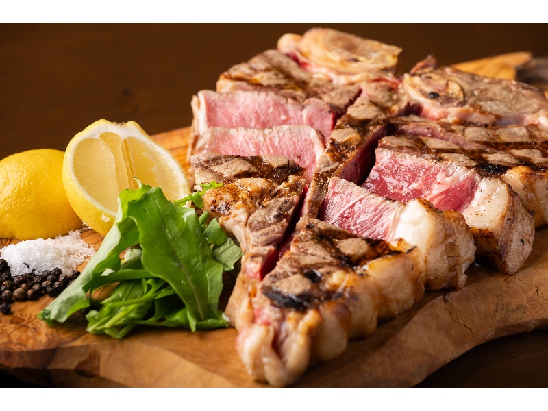 Tボーンステーキは、骨を境に